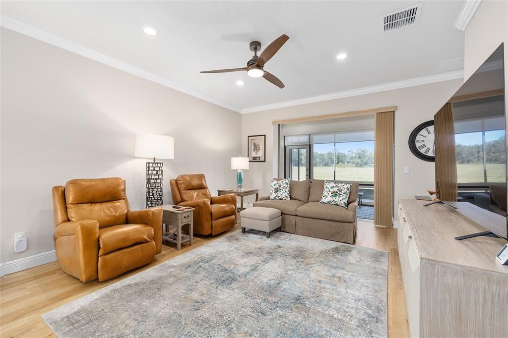 Под контрактом: $259,900 (2 спален, 2 ванн, 1305 Квадратных фут)