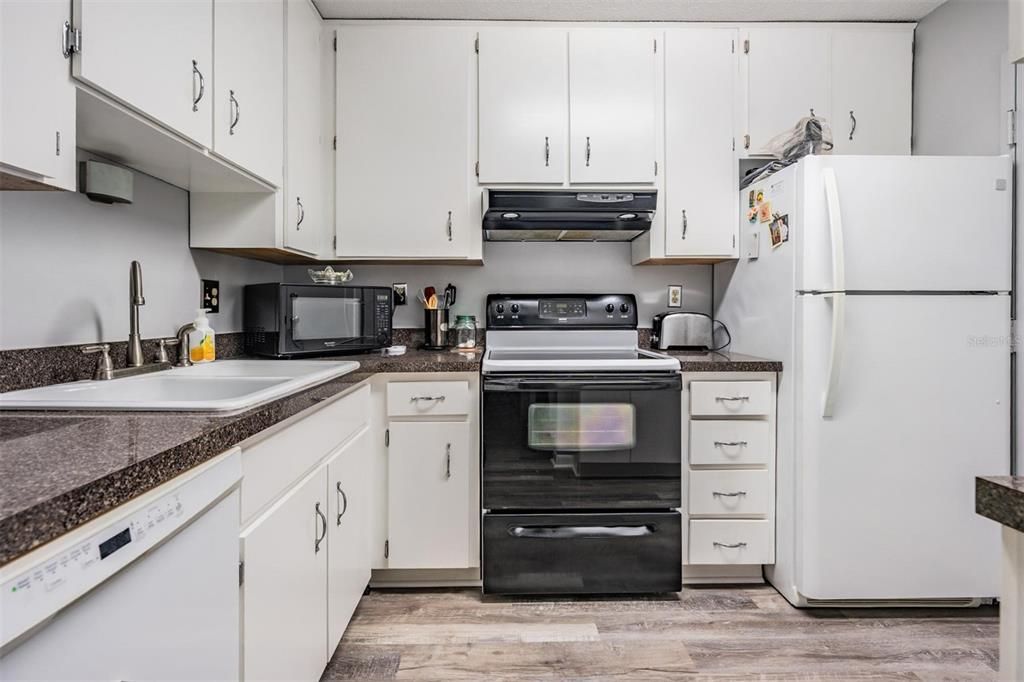 For Sale: $165,000 (2 beds, 1 baths, 905 Square Feet)