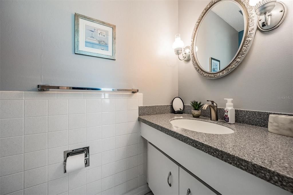 For Sale: $165,000 (2 beds, 1 baths, 905 Square Feet)