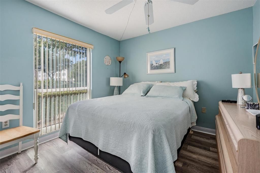 For Sale: $165,000 (2 beds, 1 baths, 905 Square Feet)