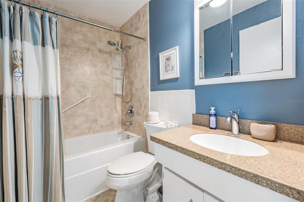 For Sale: $165,000 (2 beds, 1 baths, 905 Square Feet)