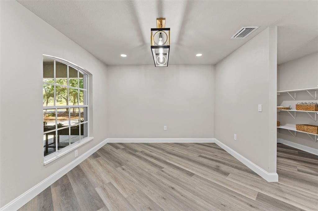 На продажу: $499,900 (3 спален, 2 ванн, 1684 Квадратных фут)