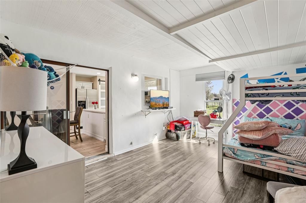 待售: $245,000 (2 贝兹, 1 浴室, 1270 平方英尺)