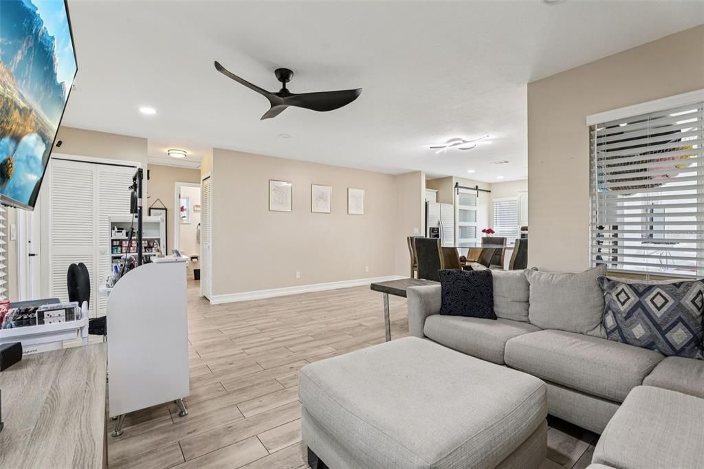 待售: $245,000 (2 贝兹, 1 浴室, 1270 平方英尺)