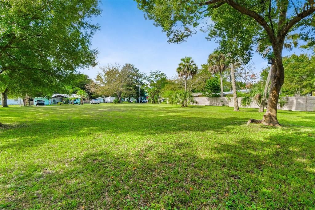 待售: $395,000 (0.57 acres)