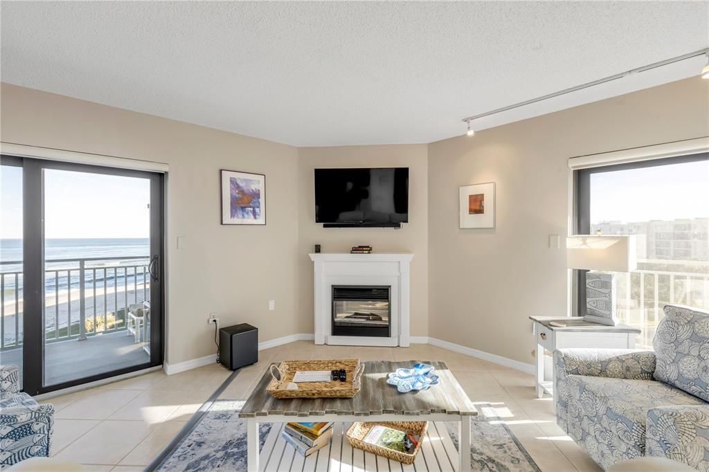 For Sale: $650,000 (2 beds, 2 baths, 1347 Square Feet)