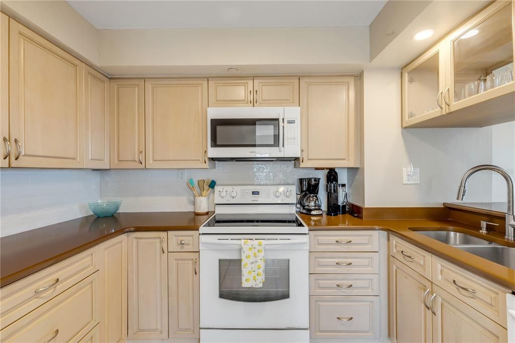 For Sale: $650,000 (2 beds, 2 baths, 1347 Square Feet)