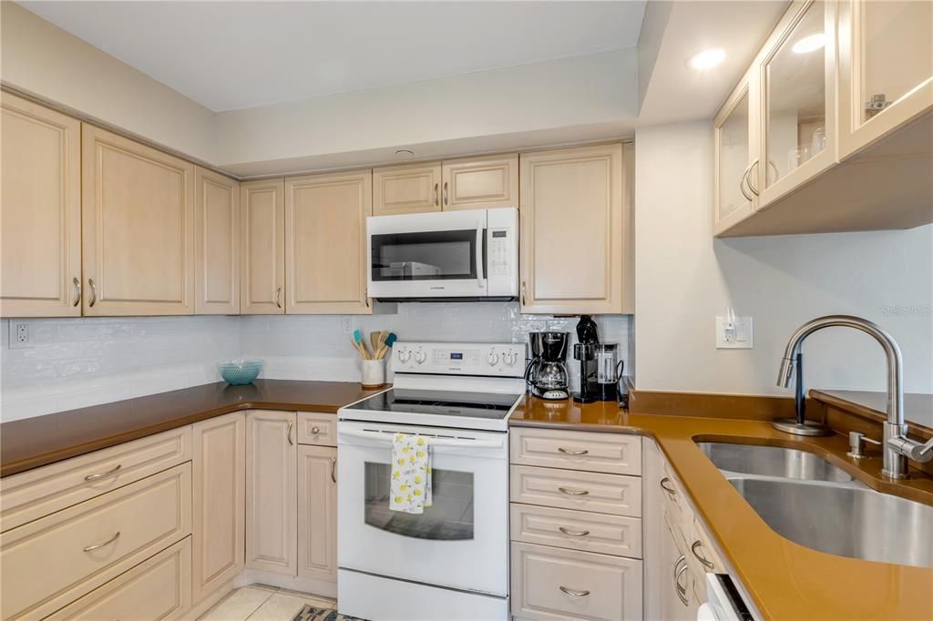 For Sale: $650,000 (2 beds, 2 baths, 1347 Square Feet)