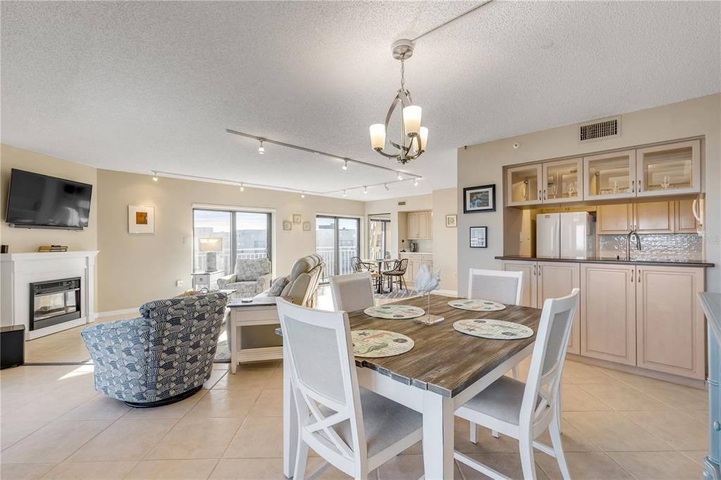 For Sale: $650,000 (2 beds, 2 baths, 1347 Square Feet)