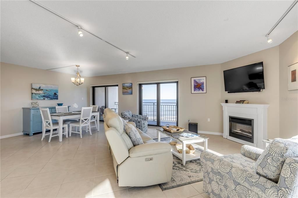 For Sale: $650,000 (2 beds, 2 baths, 1347 Square Feet)