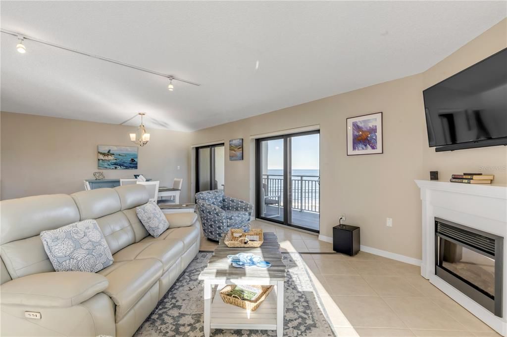 For Sale: $650,000 (2 beds, 2 baths, 1347 Square Feet)