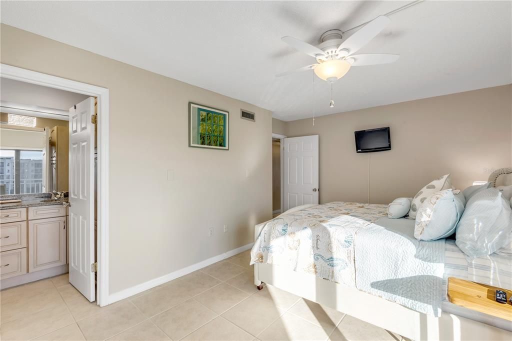 For Sale: $650,000 (2 beds, 2 baths, 1347 Square Feet)