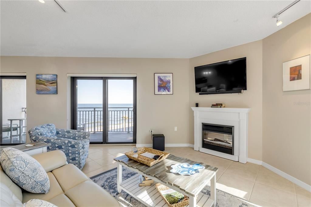 For Sale: $650,000 (2 beds, 2 baths, 1347 Square Feet)