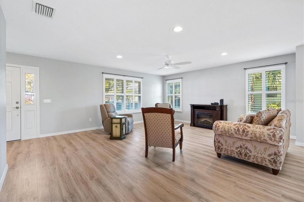 For Sale: $344,000 (3 beds, 2 baths, 1611 Square Feet)