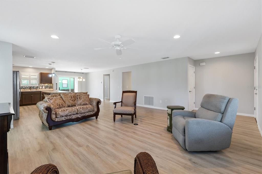 For Sale: $344,000 (3 beds, 2 baths, 1611 Square Feet)