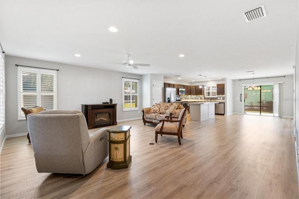 For Sale: $344,000 (3 beds, 2 baths, 1611 Square Feet)