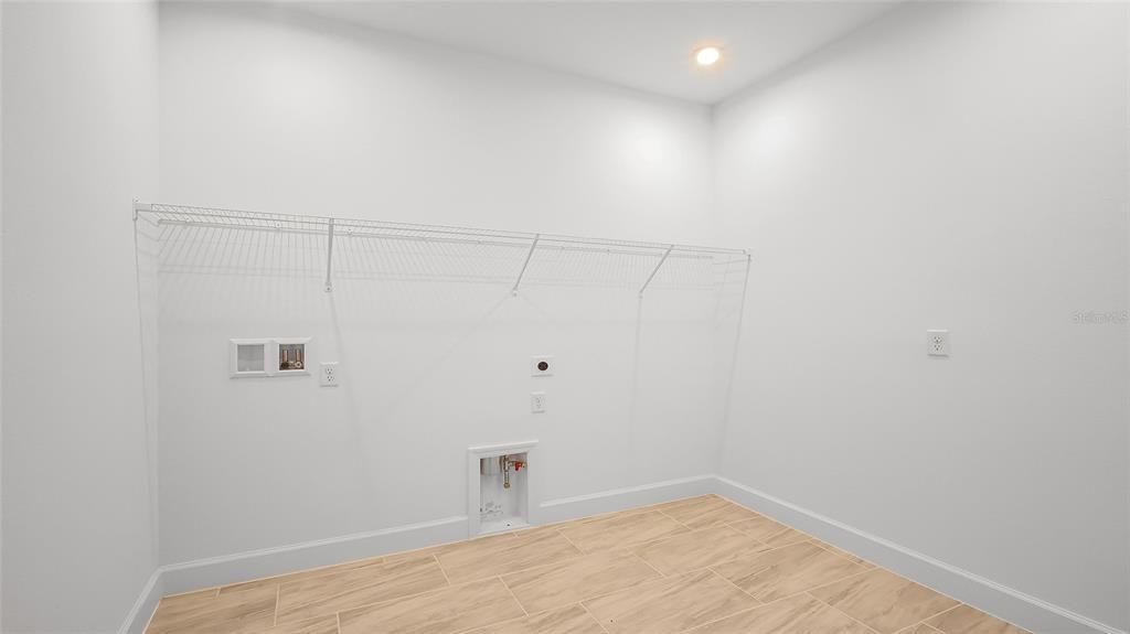 En Venta: $754,990 (3 camas, 3 baños, 2776 Pies cuadrados)