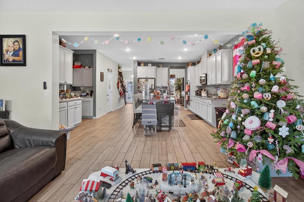 For Sale: $665,000 (5 beds, 3 baths, 3160 Square Feet)