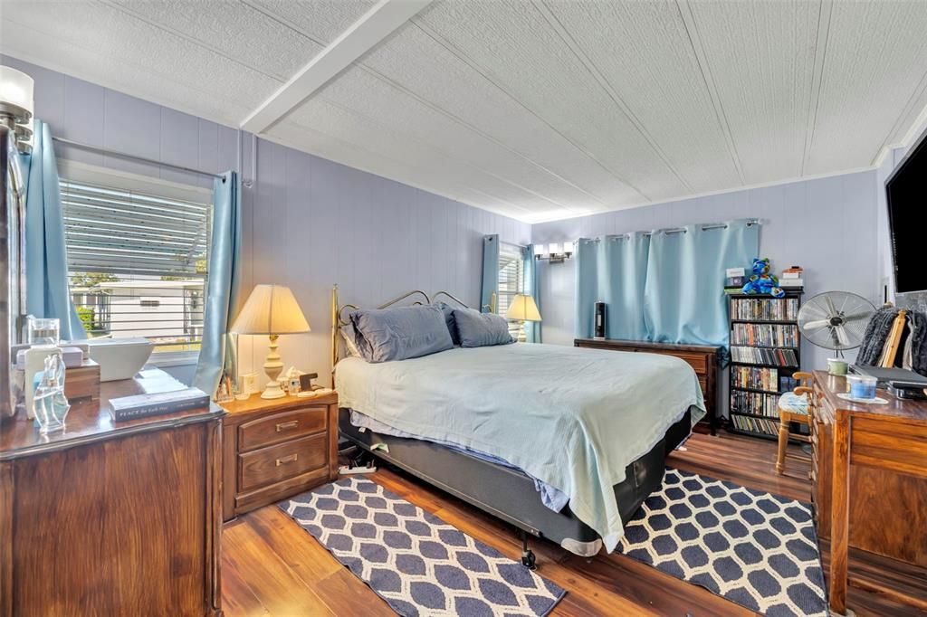 For Sale: $115,000 (2 beds, 2 baths, 864 Square Feet)