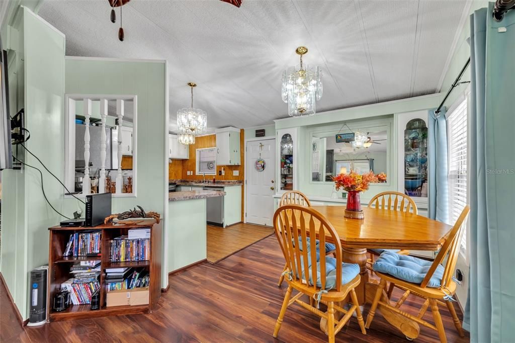 For Sale: $115,000 (2 beds, 2 baths, 864 Square Feet)