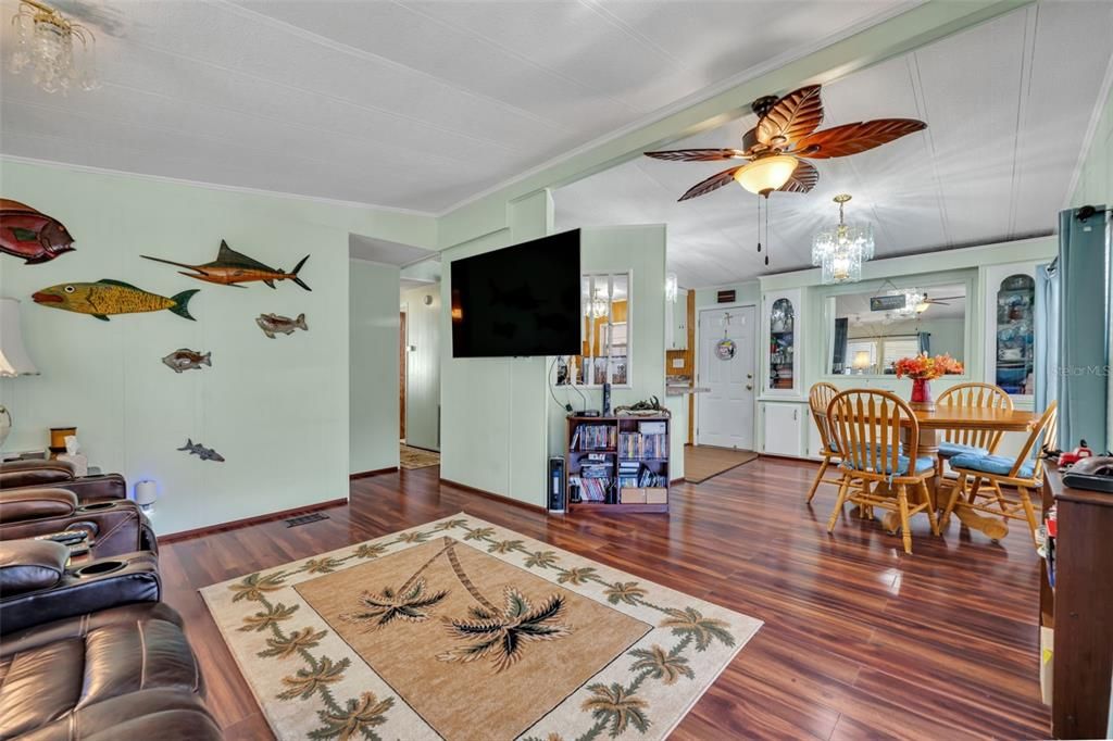 For Sale: $115,000 (2 beds, 2 baths, 864 Square Feet)