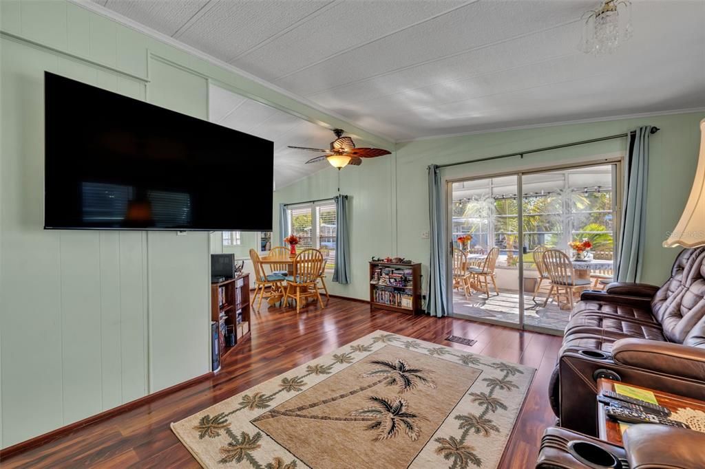 For Sale: $115,000 (2 beds, 2 baths, 864 Square Feet)