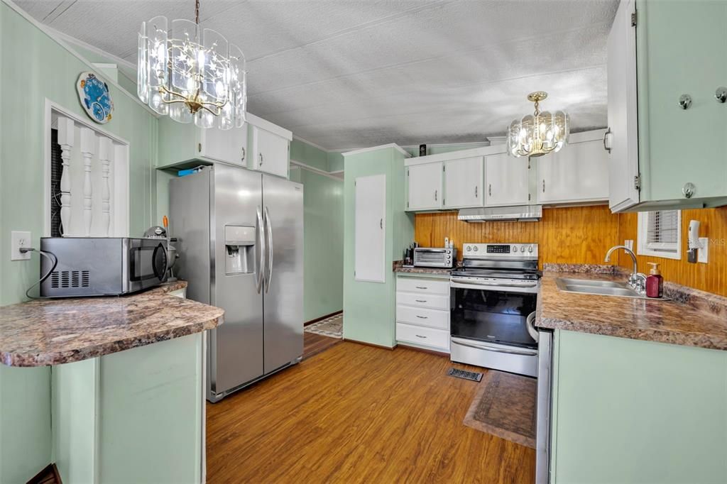 For Sale: $115,000 (2 beds, 2 baths, 864 Square Feet)