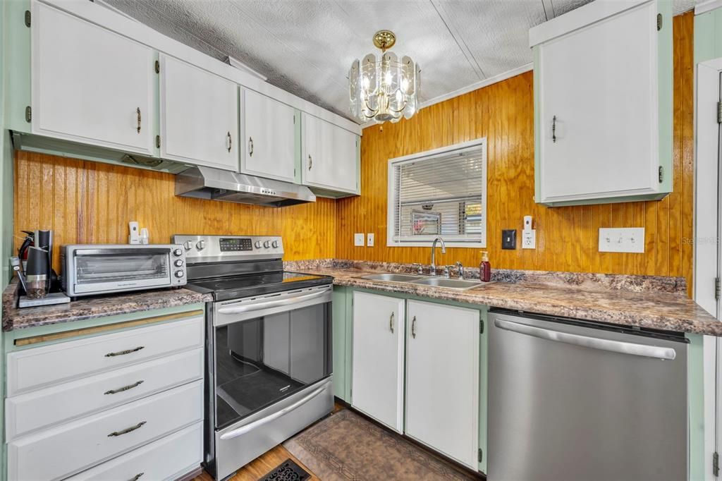 For Sale: $115,000 (2 beds, 2 baths, 864 Square Feet)