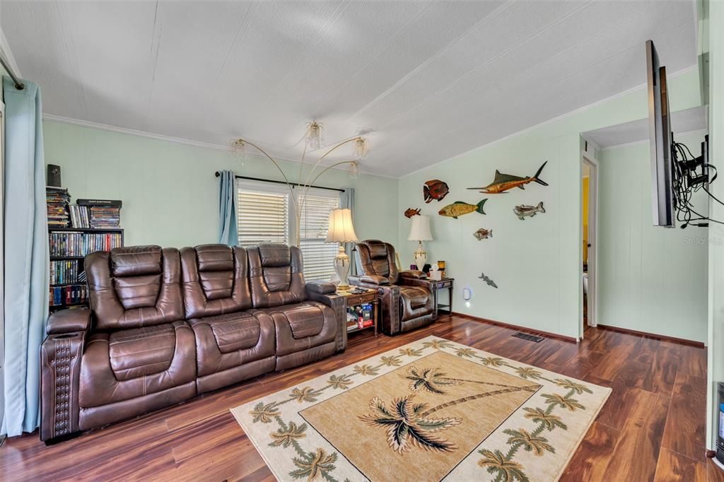 For Sale: $115,000 (2 beds, 2 baths, 864 Square Feet)