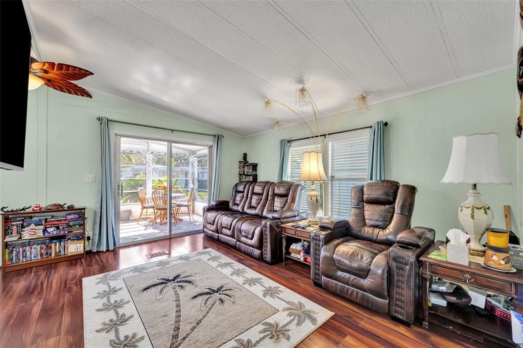 For Sale: $115,000 (2 beds, 2 baths, 864 Square Feet)