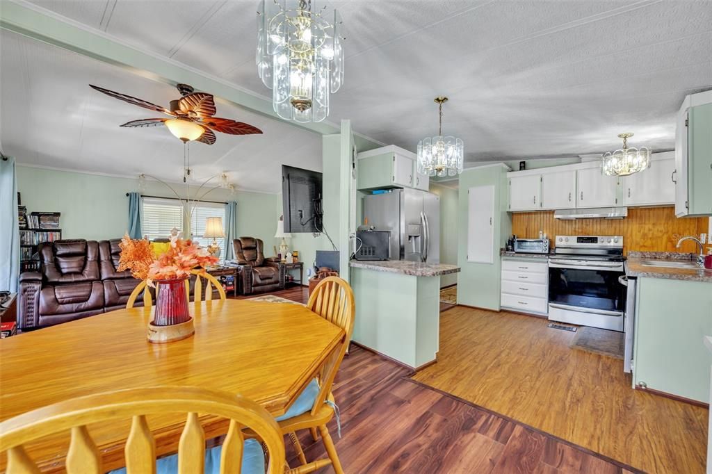 For Sale: $115,000 (2 beds, 2 baths, 864 Square Feet)