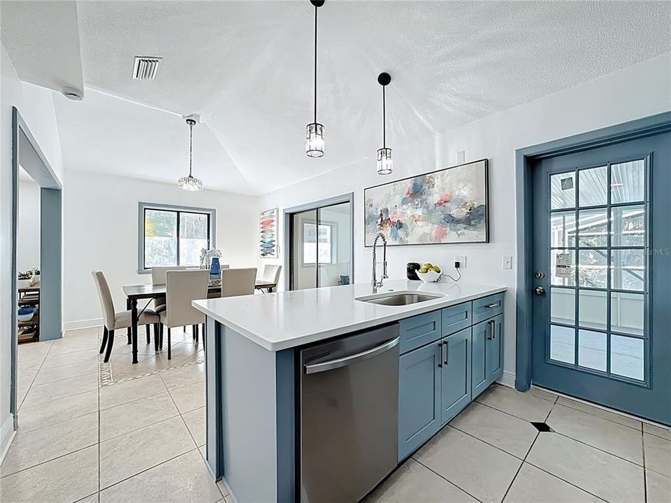 En Venta: $699,900 (4 camas, 2 baños, 2612 Pies cuadrados)