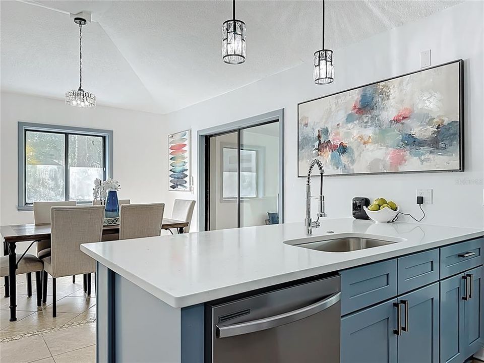 En Venta: $699,900 (4 camas, 2 baños, 2612 Pies cuadrados)