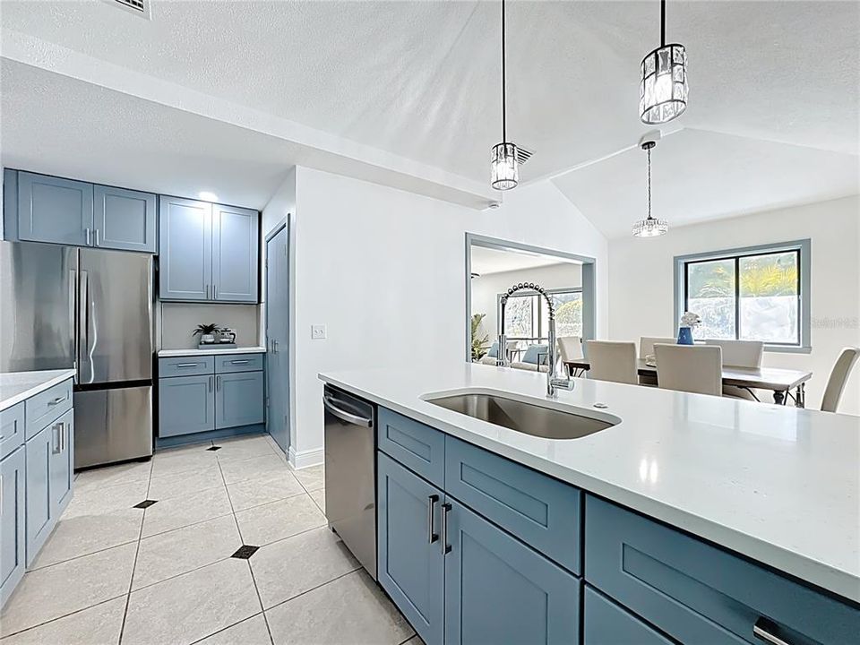 En Venta: $699,900 (4 camas, 2 baños, 2612 Pies cuadrados)