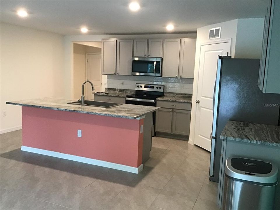 Activo con contrato: $460,000 (4 camas, 2 baños, 1846 Pies cuadrados)