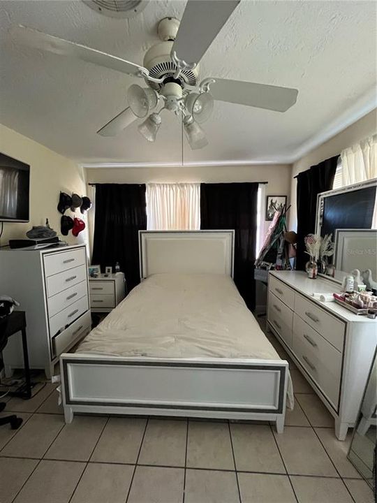 Active With Contract: $309,000 (3 beds, 2 baths, 1087 Square Feet)