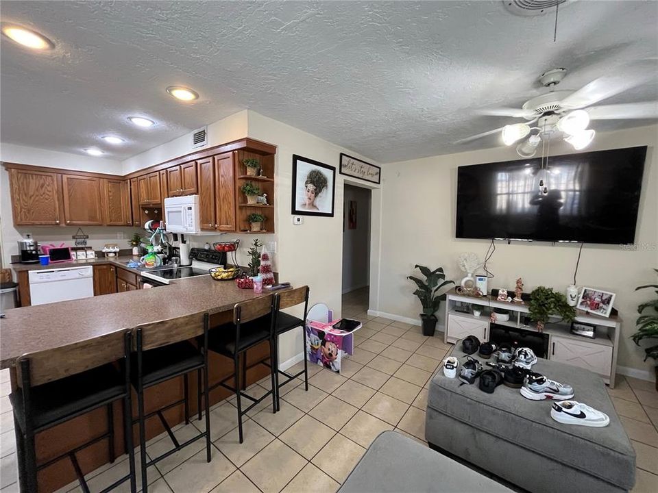 Active With Contract: $309,000 (3 beds, 2 baths, 1087 Square Feet)