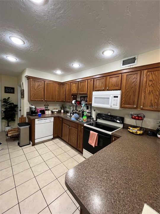 Active With Contract: $309,000 (3 beds, 2 baths, 1087 Square Feet)