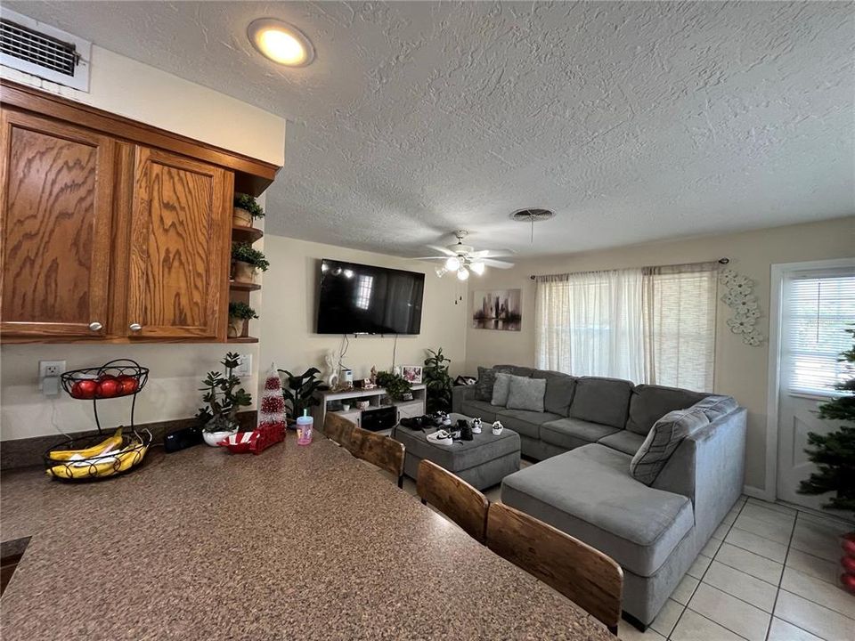 Active With Contract: $309,000 (3 beds, 2 baths, 1087 Square Feet)