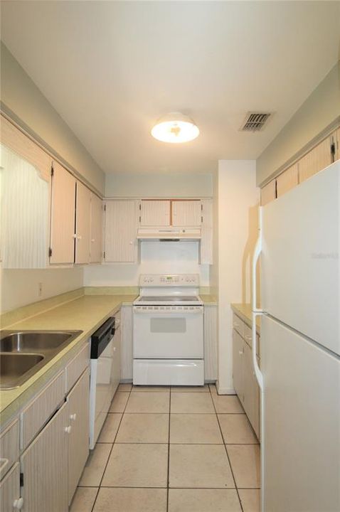 出租: $1,600 (2 贝兹, 2 浴室, 962 平方英尺)