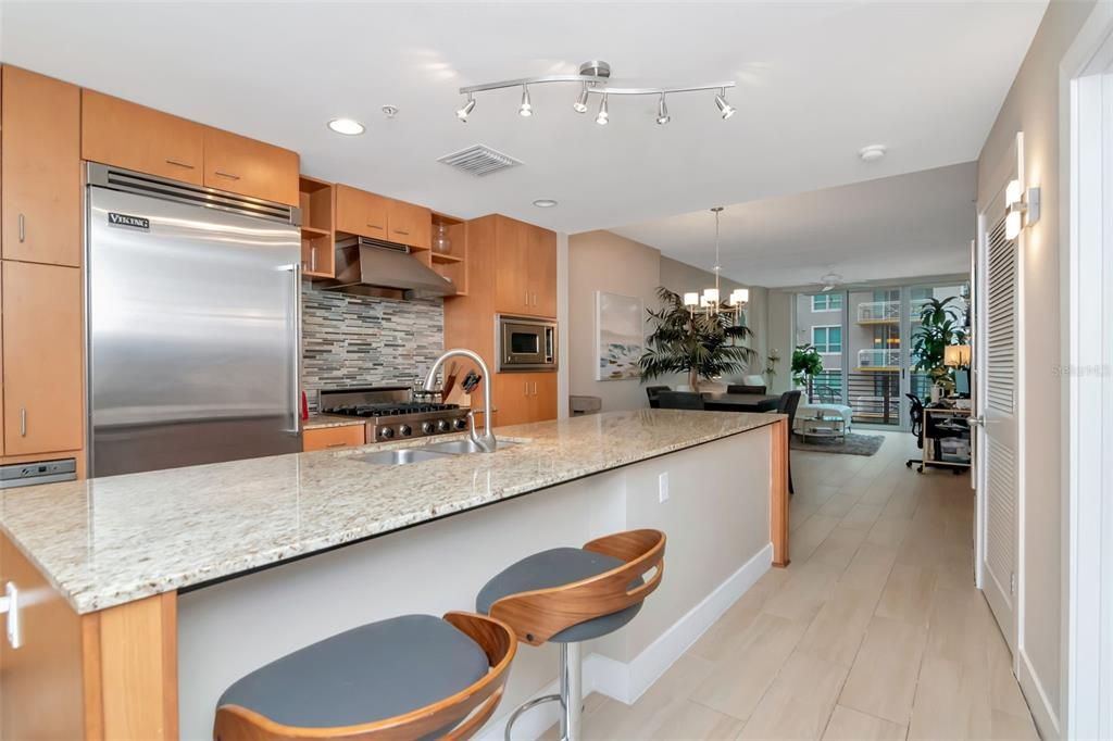 Active With Contract: $2,650 (2 beds, 1 baths, 1050 Square Feet)