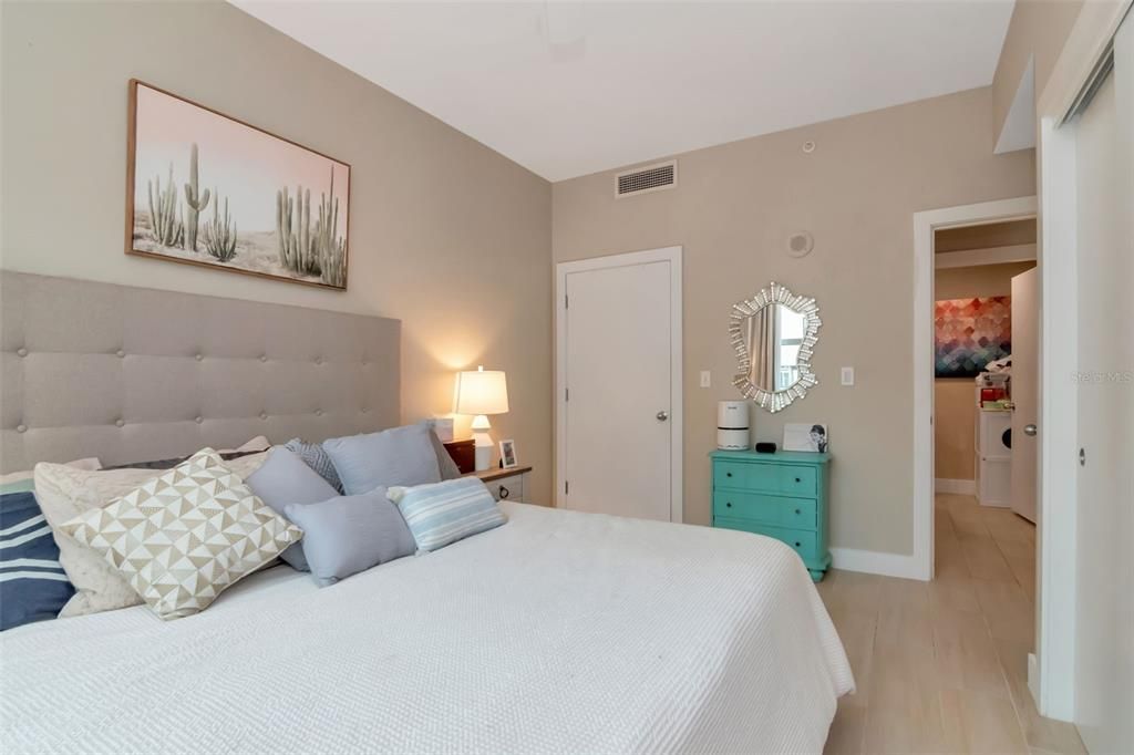 Active With Contract: $2,650 (2 beds, 1 baths, 1050 Square Feet)