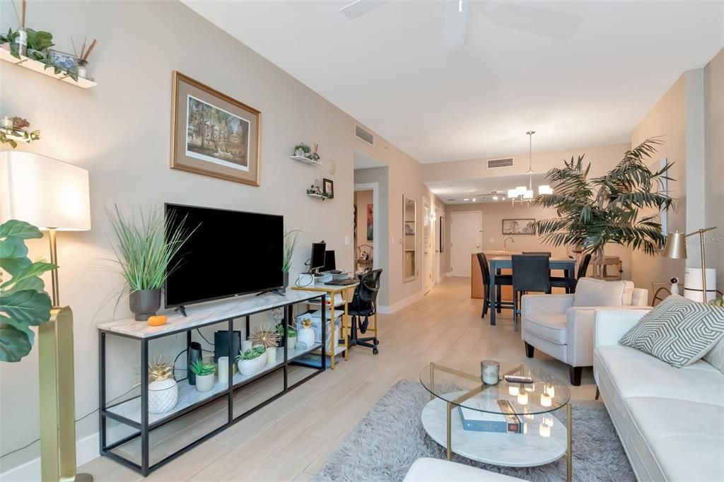 Active With Contract: $2,650 (2 beds, 1 baths, 1050 Square Feet)