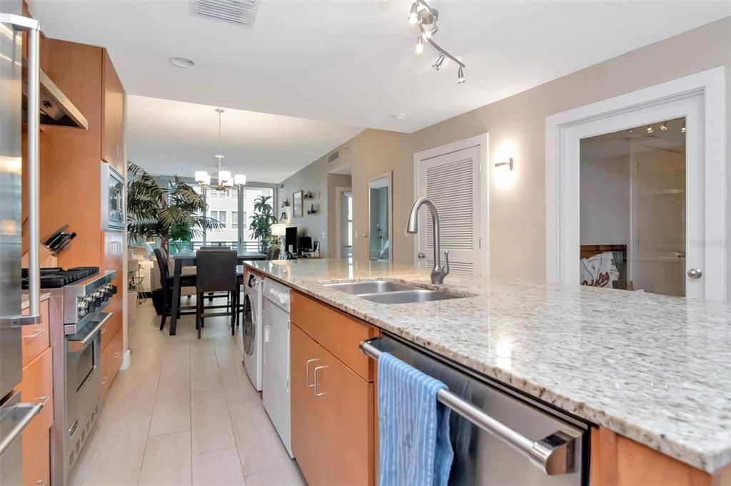 Active With Contract: $2,650 (2 beds, 1 baths, 1050 Square Feet)