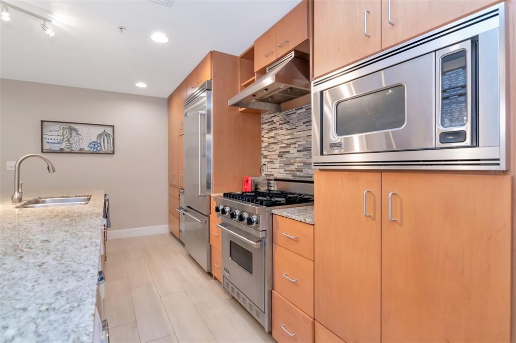 Active With Contract: $2,650 (2 beds, 1 baths, 1050 Square Feet)