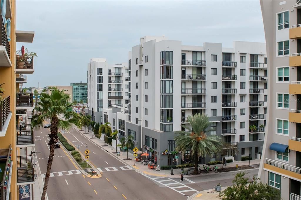 Active With Contract: $2,650 (2 beds, 1 baths, 1050 Square Feet)