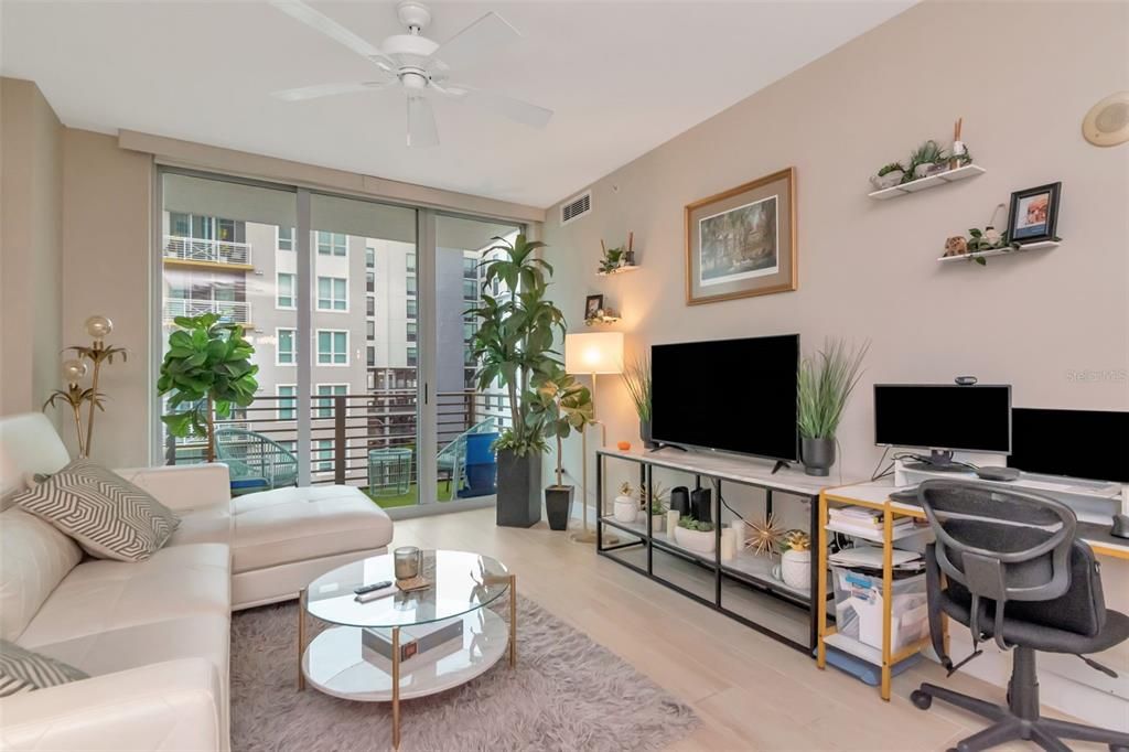 Active With Contract: $2,650 (2 beds, 1 baths, 1050 Square Feet)