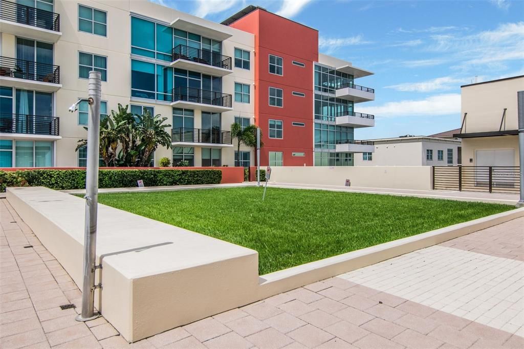 Active With Contract: $2,650 (2 beds, 1 baths, 1050 Square Feet)