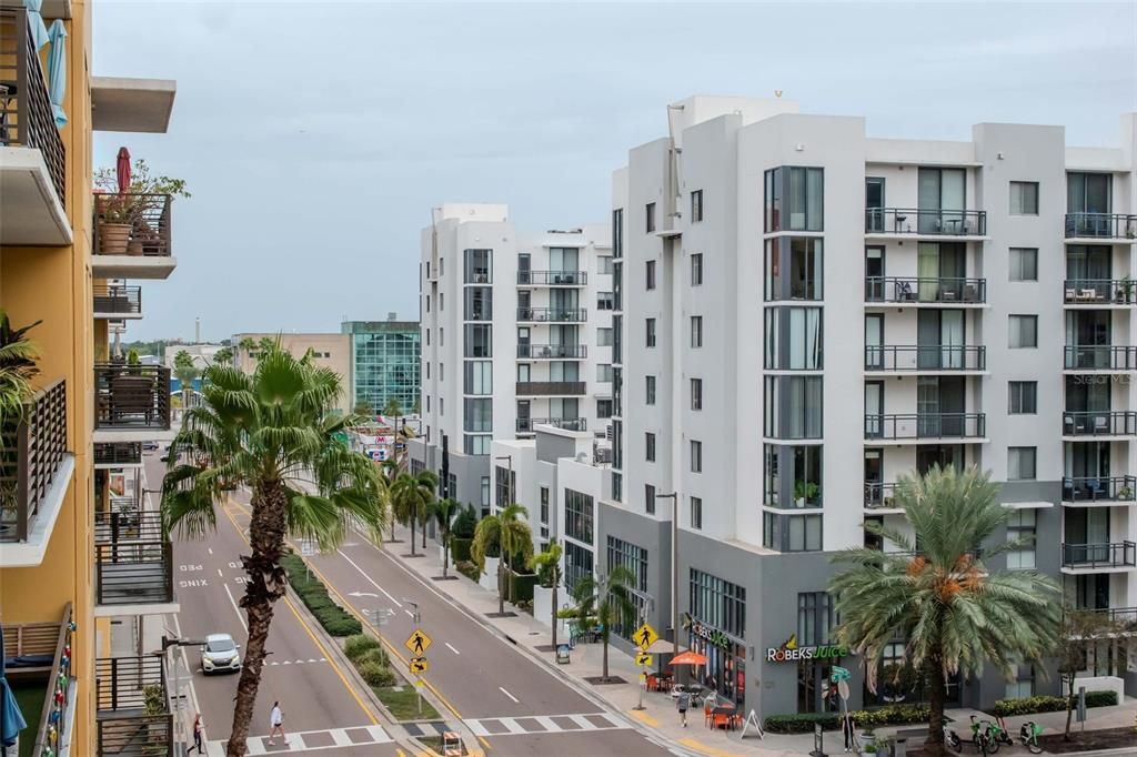 Active With Contract: $2,650 (2 beds, 1 baths, 1050 Square Feet)