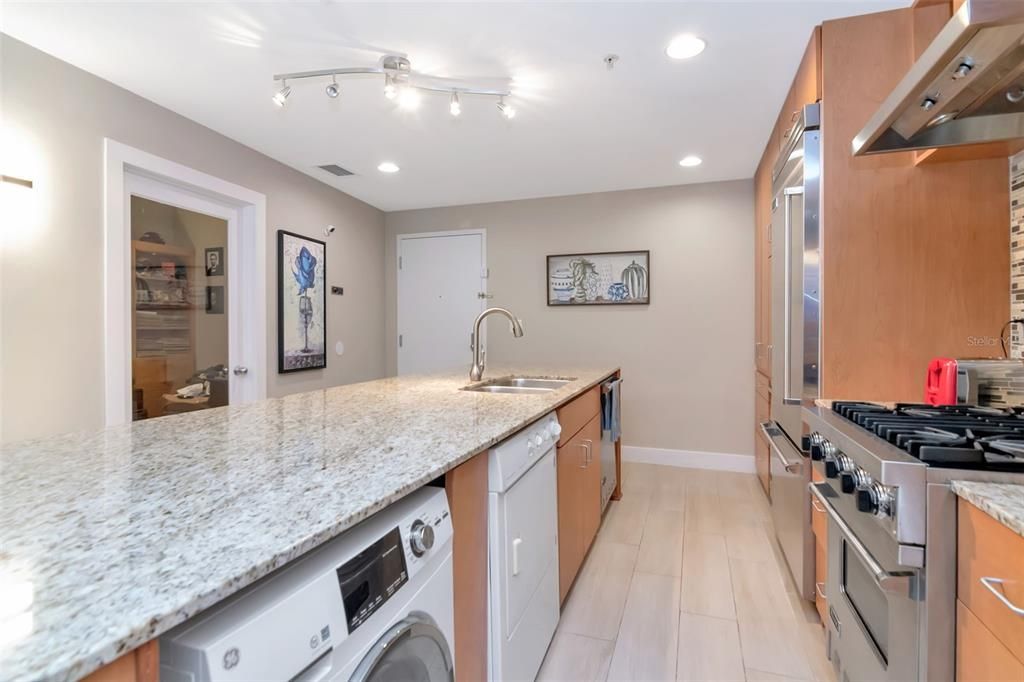 Active With Contract: $2,650 (2 beds, 1 baths, 1050 Square Feet)